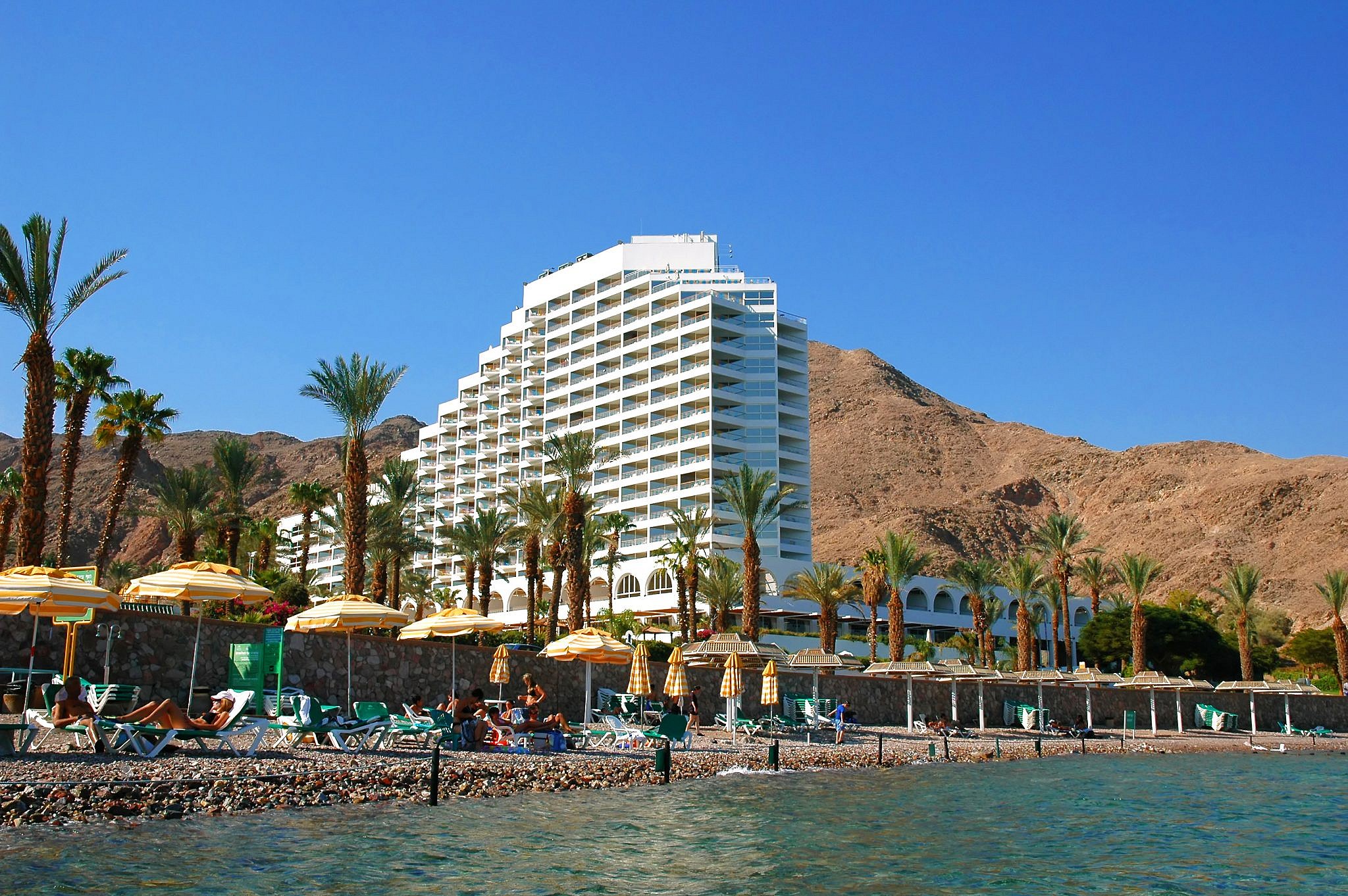 קופצים לאילת ושכולם יקפצו. מלון על חוף הים באילת (צילום: Shutterstock)
