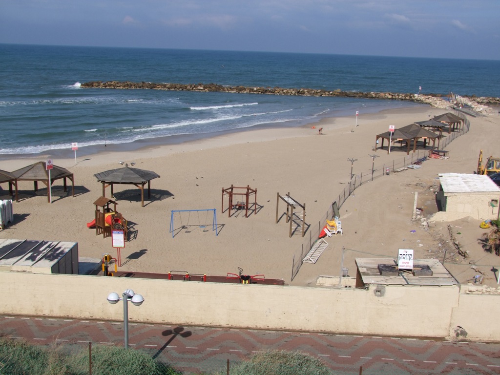 מיתרונות החומה. החוף המופרד (צילום באדיבות עיריית תל אביב-יפו) מיתרונות החומה. החוף המופרד (צילום באדיבות עיריית תל אביב-יפו)