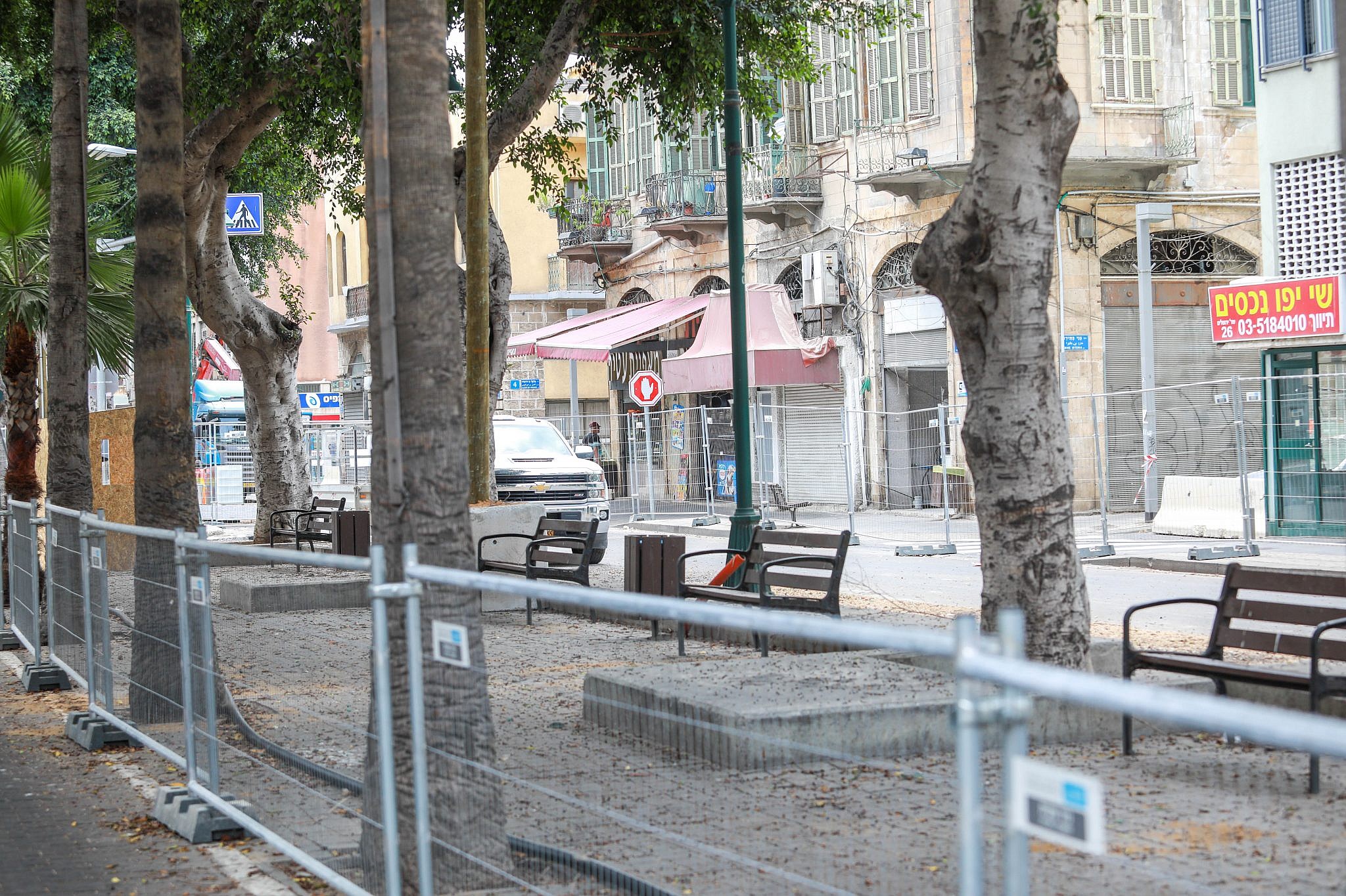 חלק מהעסקים נסגרו, אחרים שורדים בקושי. שדרות ירושלים (צילום: שלומי יוסף)