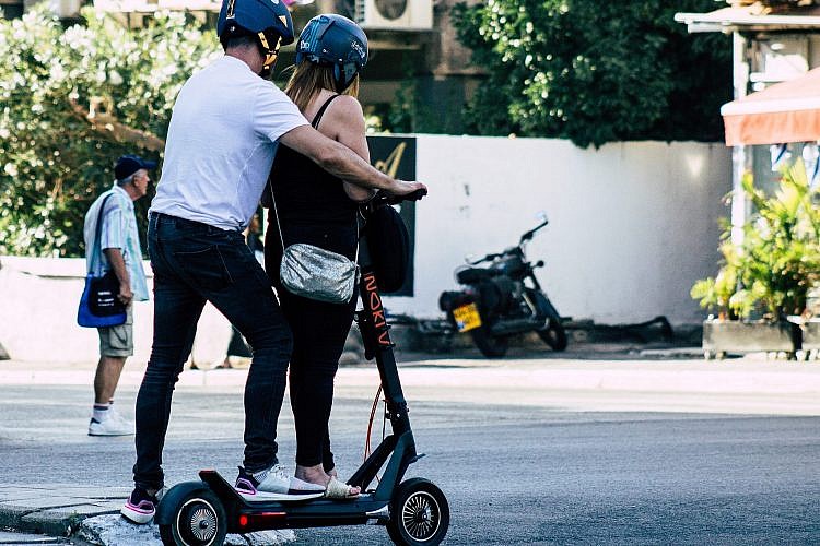 אמנם עם קסדה, אבל שניים? רוכבים על קורקינט חשמלי בתל אביב (צילום: Shutterstock)