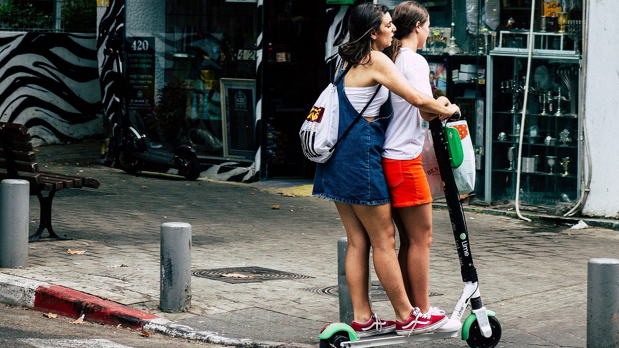 עד מתי? רוכבות על קורקינט חשמלי בתל אביב (צילום: Shutterstock)