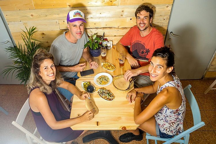 שי סיגל, תומר עדס, צליל ירון, נטע קראוס. החומוס של טחינה. צילום: שלומי יוסף