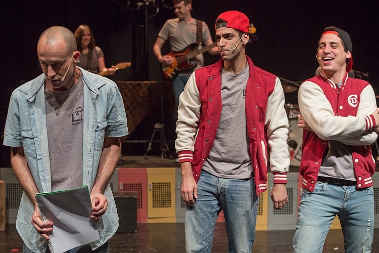 עמית אולמן (באמצע), מתוך "תיכון מגשימים" (צילום: ארתור לנדה)