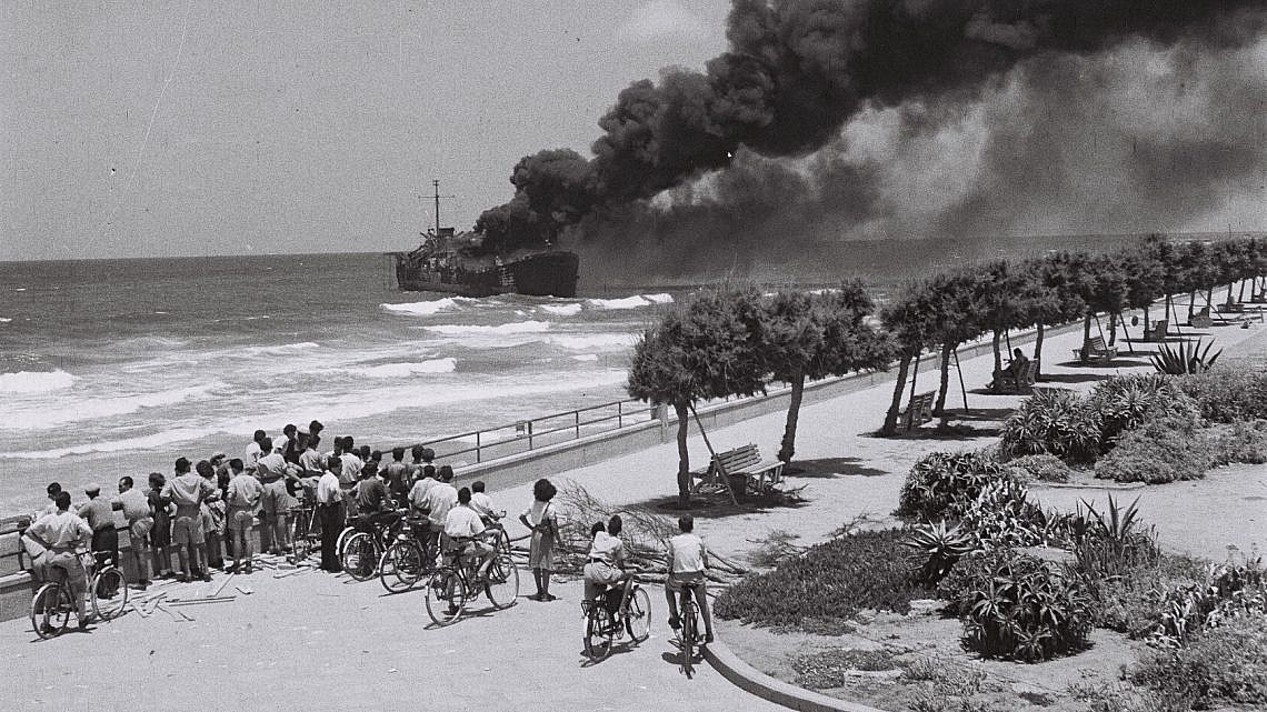 אוניית האצ"ל "אלטלנה" עולה באש, לאחר הפגזתה מול חופי תל אביב (צילום: היינס חיים פין, לע"מ)