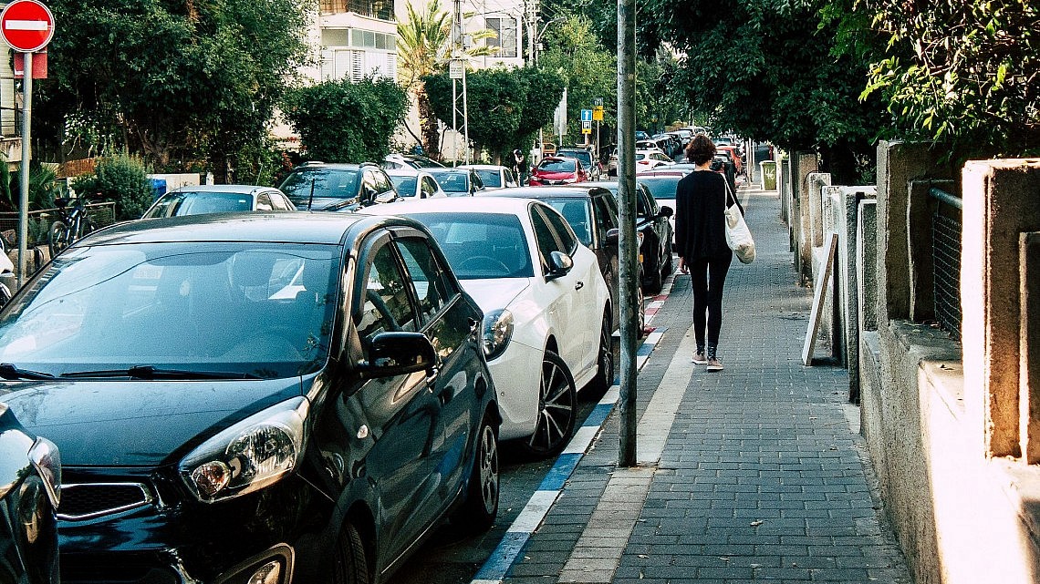הלאה הפריבילגיות. מכוניות חונות בכחול לבן בתל אביב (צילום: Shutterstock)