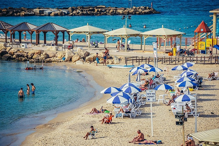 משתזפים בחוף הים של תל אביב (צילום: Shutterstock)