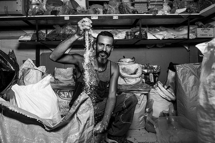 אורי חבשוש בחנות התבלינים (צילום: שלומי יוסף)
