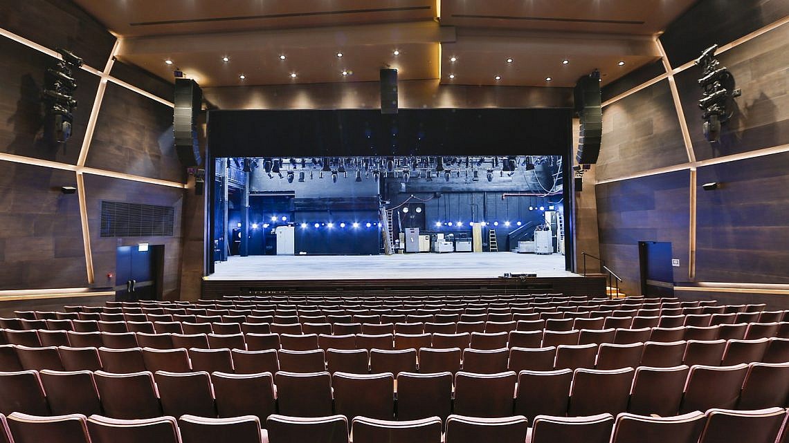 הכל מוכן לעתיד של התיאטרון. האולם הגדול של תיאטרון בית ליסין (צילום: גיא יחיאלי)