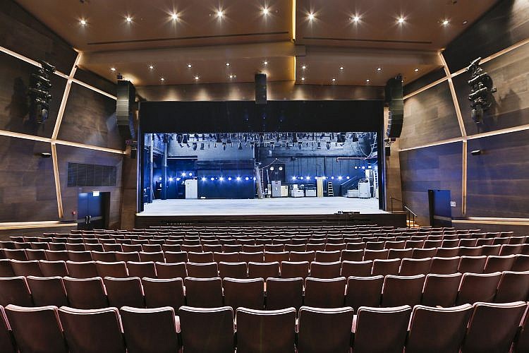 הכל מוכן לעתיד של התיאטרון. האולם הגדול של תיאטרון בית ליסין (צילום: גיא יחיאלי)