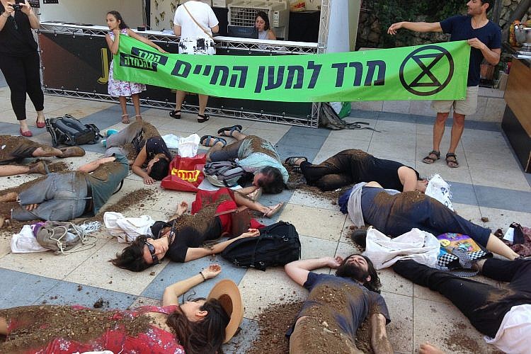 מיצג של התנועה למרד בהכחדה בפסטיבל הסרטים בירושלים (צילום: באדיבות התנועה)