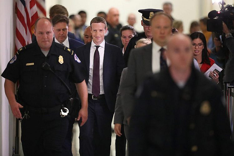 צוקרברג בדרכו לשימוע בקונגרס. לבג"צ הוא לא יגיע (צילום: Getty Images)