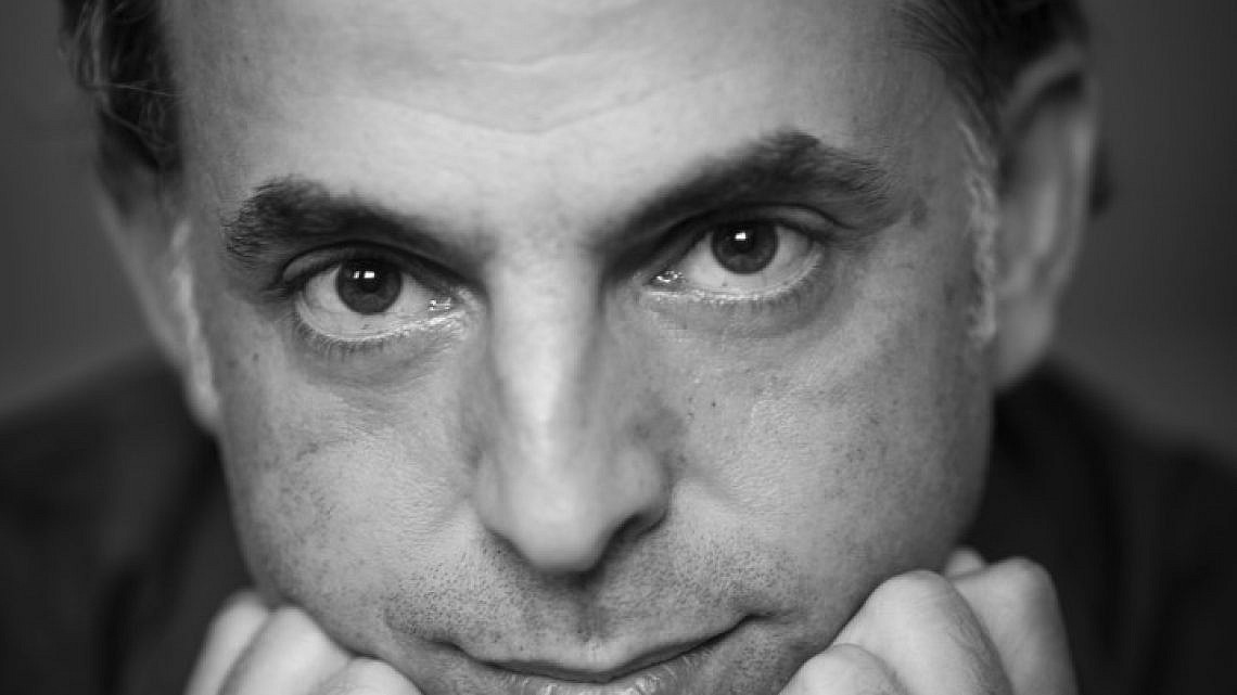 כשהמציאות נראית כמו סיפור של אתגר קרת, מקשיבים לאתגר קרת (צילום: אלסנדרו מוגי)