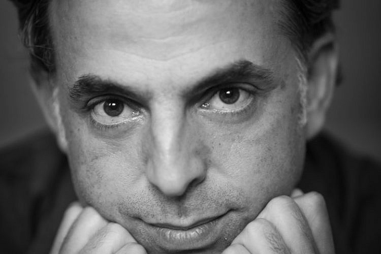 כשהמציאות נראית כמו סיפור של אתגר קרת, מקשיבים לאתגר קרת (צילום: אלסנדרו מוגי)