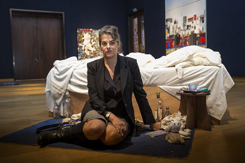 טרייסי אמין על רקע עבודתה, &quot;המיטה שלי&quot; (צילום: Rob Stothard/Getty Images)