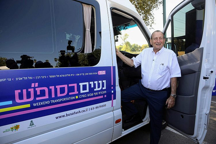 רון חולדאי ומיניבוס השבת (צילום: שלומי יוסף)