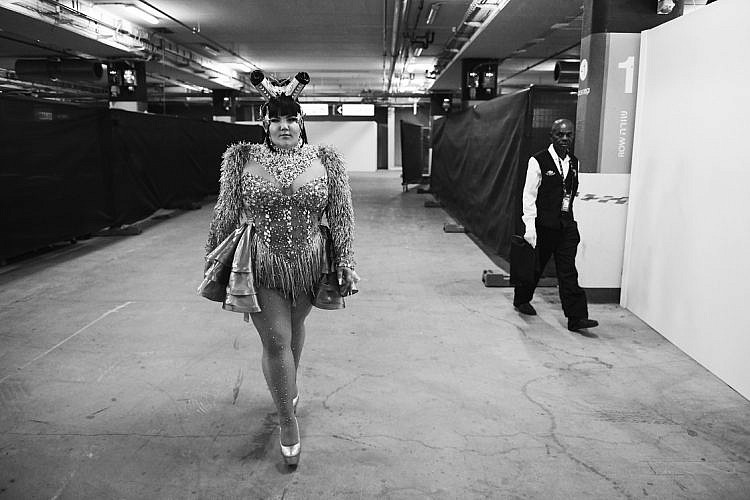 נטע ברזילי בדרכה לבמה להענקת הגביע בגמר תחרות האירוויזיון, אקספו תל אביב, 15 במאי 2019 (צילום: ערן לוי)