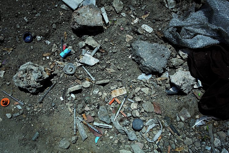 נפגעי סמים וזנות מציפים את שכונות הדרום. מזרקים בנווה שאנן (צילום: טלי מאייר)