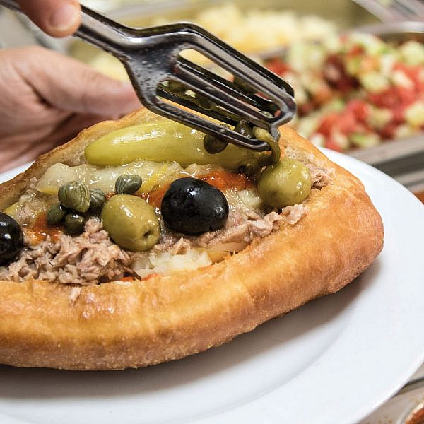 הקו הדק שבין ביס חלום לסתם סנדוויץ' טונה. הפריקסה הגיע לתל אביב (צילום: אנטולי מיכאלו)