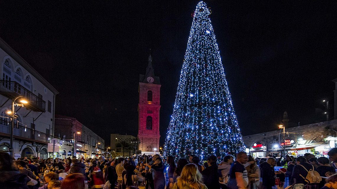 עץ חג המולד בכיכר השעון 2019 (צילום: פטר ויט)