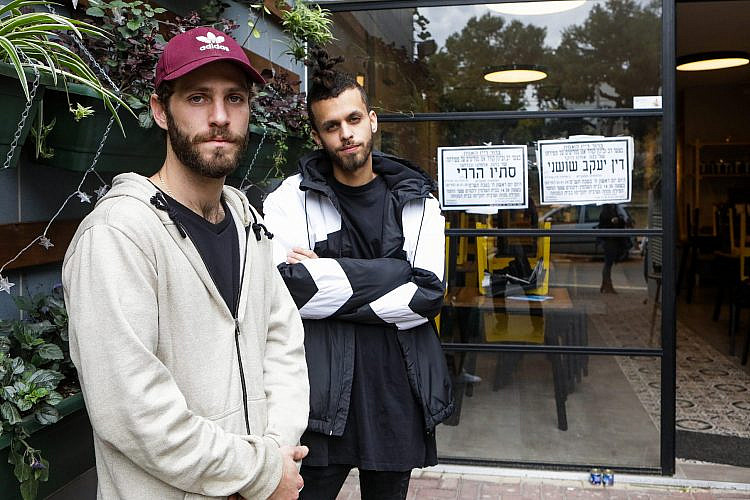 דביר בסינו וטדי רוזנבאום, חבריו ושותפיו של דין, במנצ'וק (צילום: שלומי יוסף)