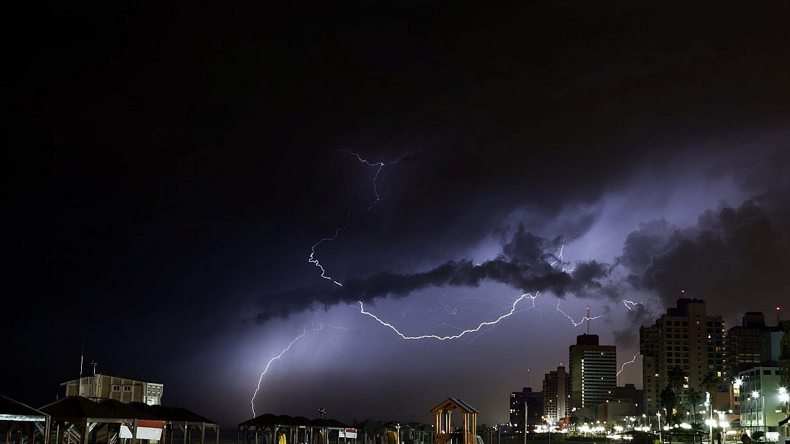 שתעבור בשלום הפעם. סערה מעל תל אביב (צילום: Shutterstock)