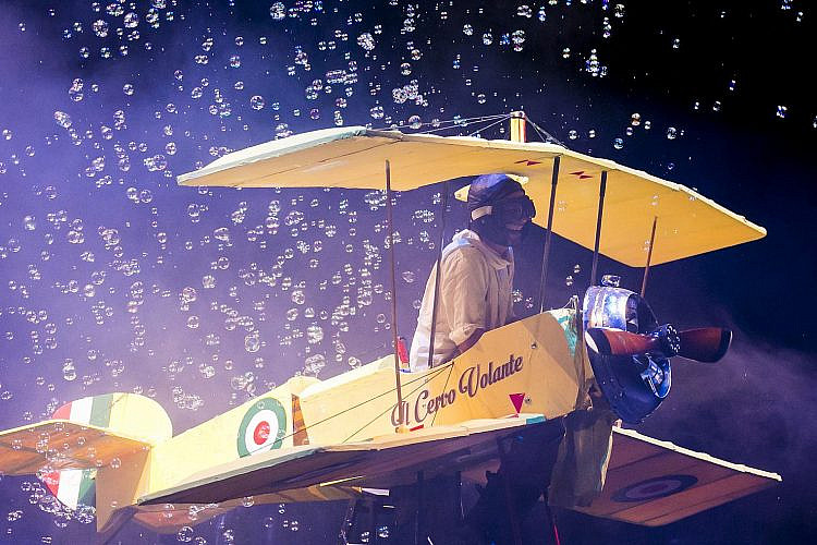 מתוך ההצגה "איש הרוח" (צילום: יח"צ)