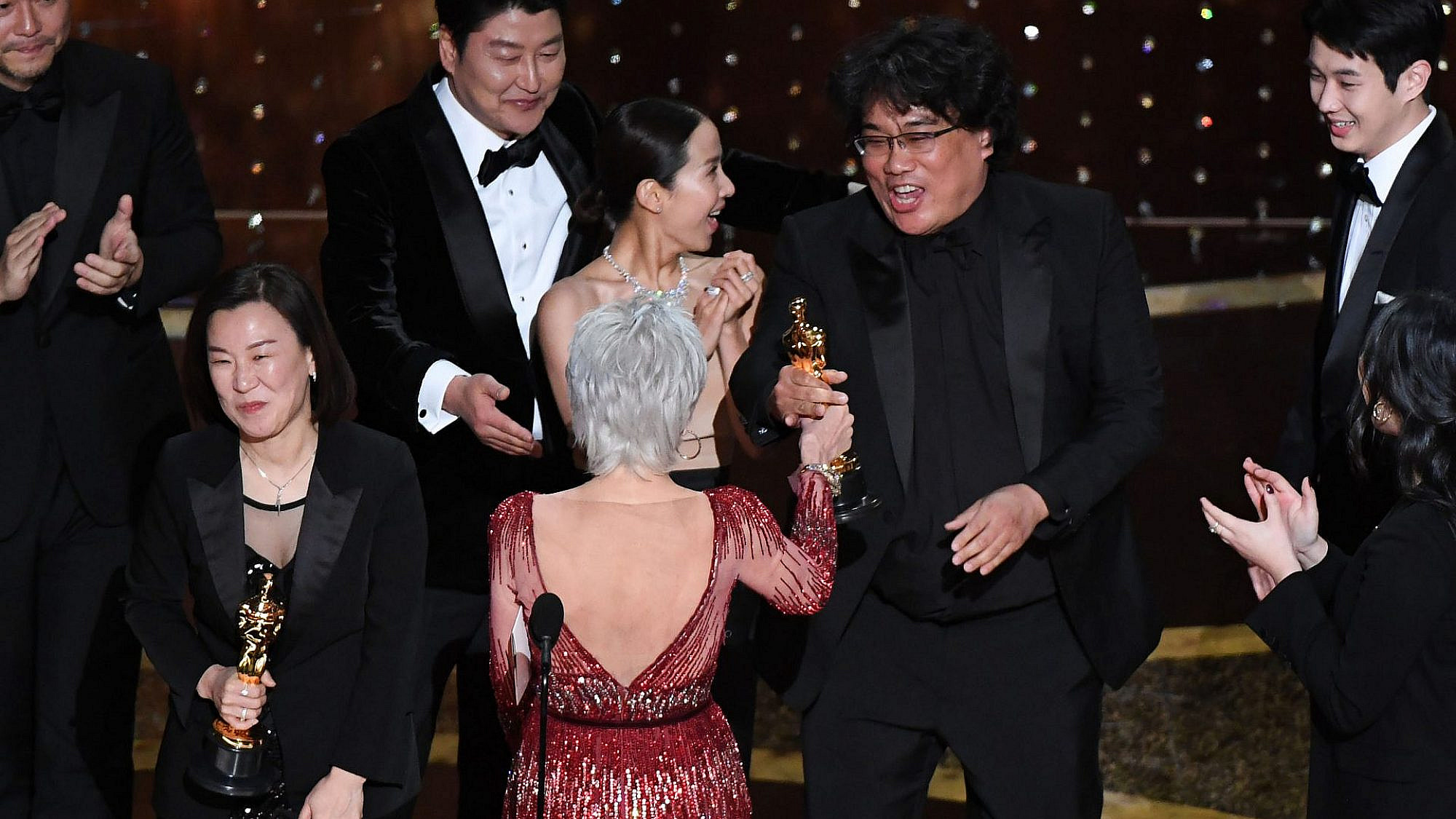 בונג ג'ון הו וצוות "פרזיטים" מקבלים את האוסקר על הסרט הטוב ביותר (צילום:  MARK RALSTON/AFP via Getty Images)