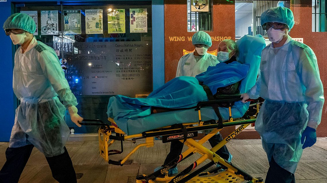 פרמדיקים בהונג קונג מפנים חולה, פברואר 2020 (צילום: Getty Images)