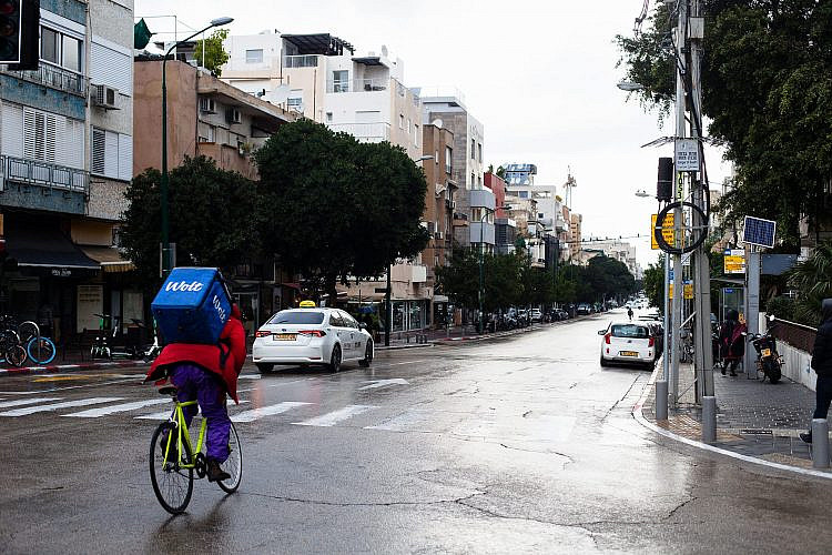 הפעם זה באמת לא גשם. שליח של Wolt בפעולה (צילום: שאטרסטוק)