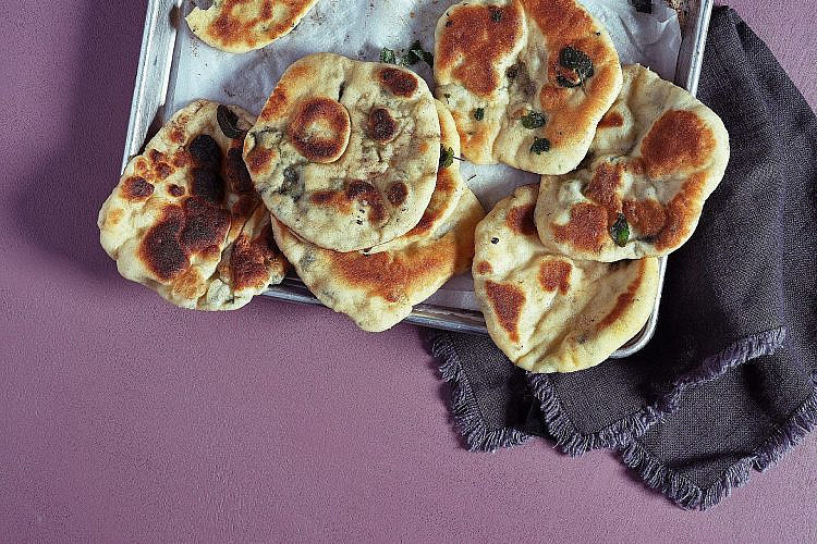 פיתות זעתר במחבת של מיכאל גרטופסקי (צילום: אנטולי מיכאלו)