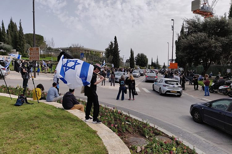 נגד הפגיעה ברשות המחוקקת. מחאת הדגל השחור, עכשיו בכנסת