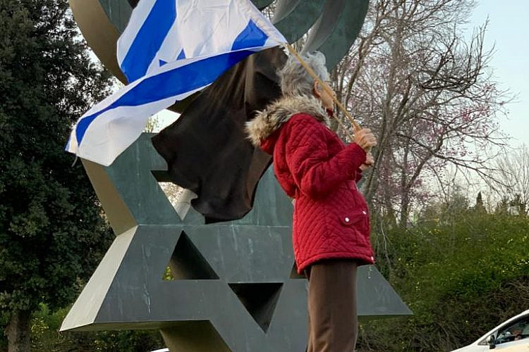 מחאת הדגל השחור בכנסת, אתמול (צילום: ניצן וייסברג)