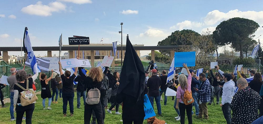 יאיי, חוזרים להפגין בכנסת. מחאת הדגלים השחורים, מרץ 2020 (צילום: קורהה יובל איטח)