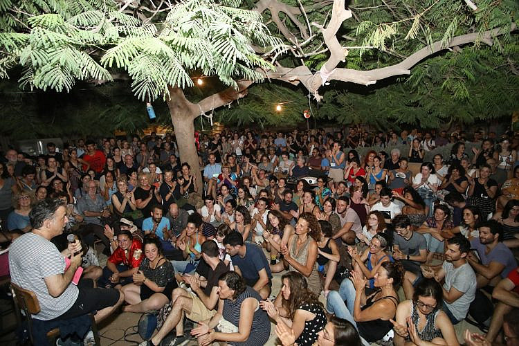 אתגר קרת ב"דוקומנטרי בשפירא" (צילום: שי לי עוזיאל)