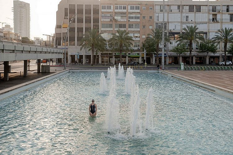 השחיינית (צילום: תום ברטוב)
