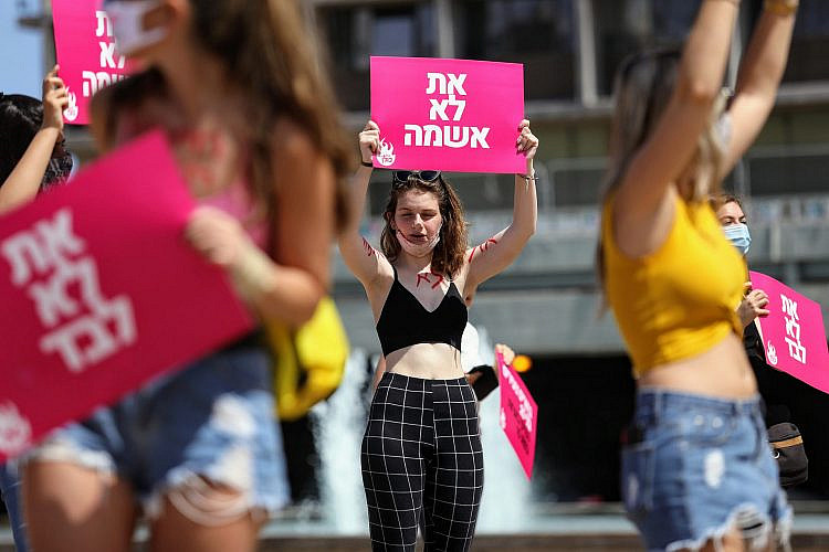 לא משודרות. מיצג המחאה של צעדת השרמוטות בשבוע שעבר בכיכר רבין (צילום: שלומי יוסף)
