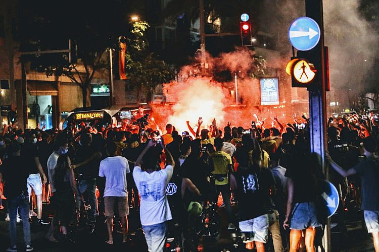 הלילה לא נשכב לישון. אוהדי מכבי תל אביב חוגגים (צילום: שלומי יוסף)