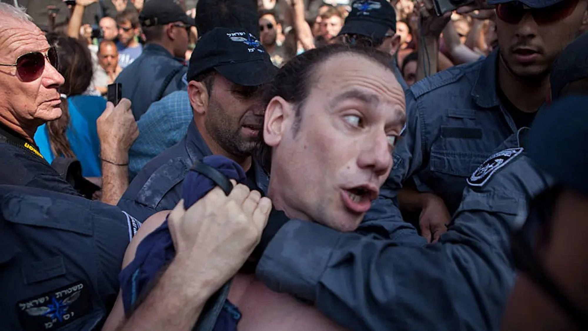 תומר שרון במחאה החברתית ב-2012 (צילום מתוך עמוד הפייסבוק שלו)
