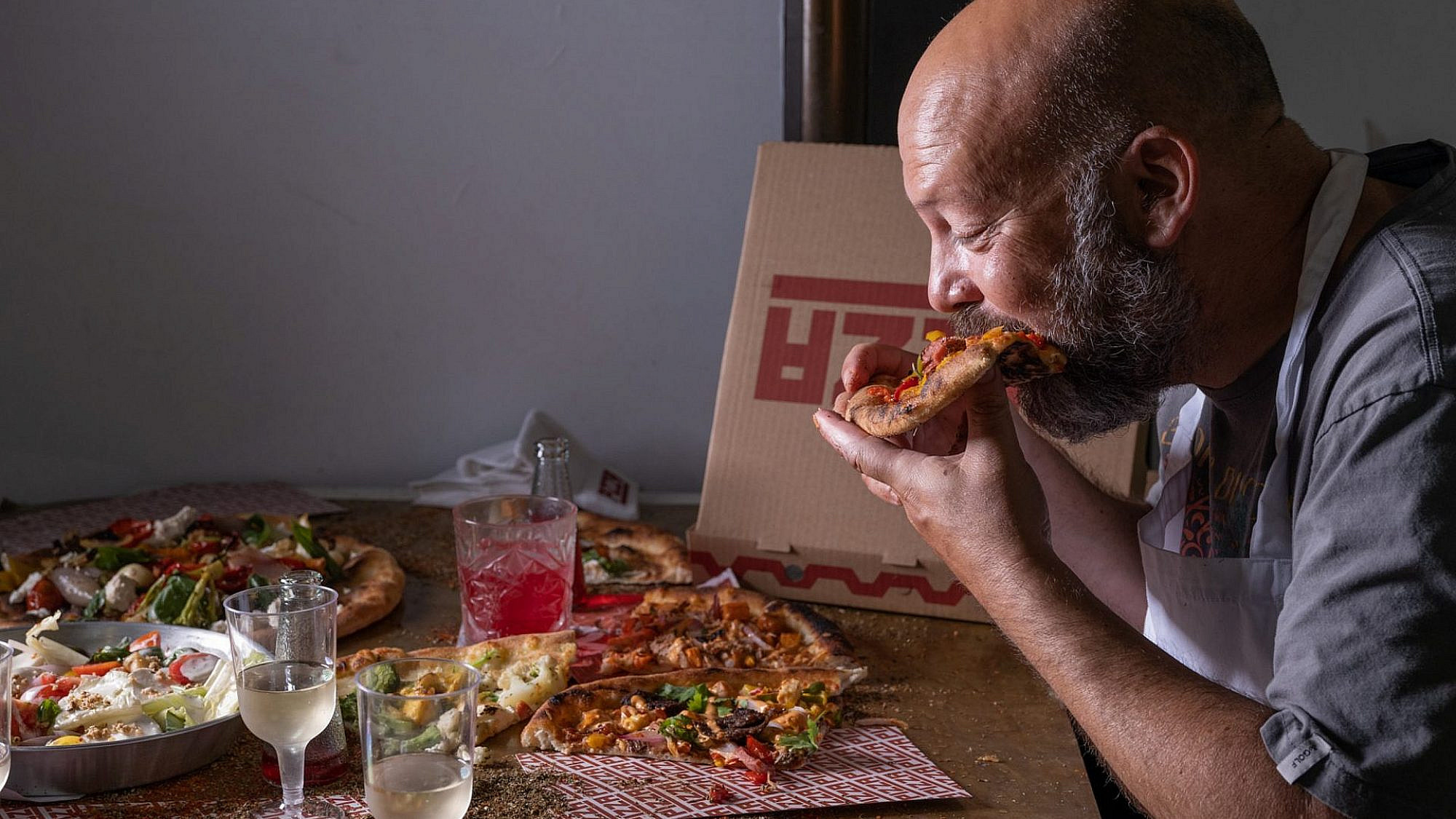 ביי ביי פיצה, הלו ארוחה ב-450 שקל. יונתן רושפלד (צילום: אנטולי מיכאלו)