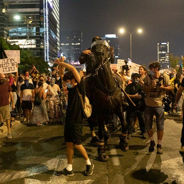 צעירים מאוכזבים עם אויב חדש - המשטרה. הפגנה בתל אביב, יולי 2020 (צילום: אורן זיו)