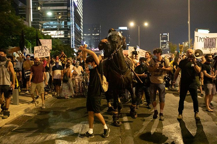 צעירים מאוכזבים עם אויב חדש - המשטרה. הפגנה בתל אביב, יולי 2020 (צילום: אורן זיו)