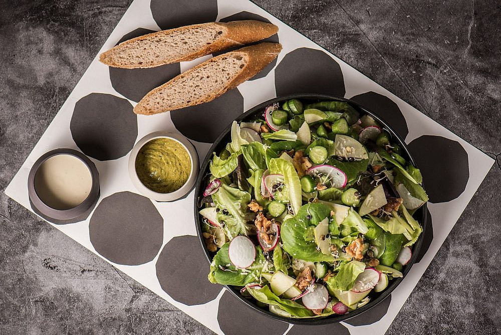 סלט אנדיב ואגסים בין ופלוט ללא גלוטן. גלוריה (צילום: נמרוד כהן) סלט אנדיב ואגסים בין ופלוט ללא גלוטן. גלוריה (צילום: נמרוד כהן)