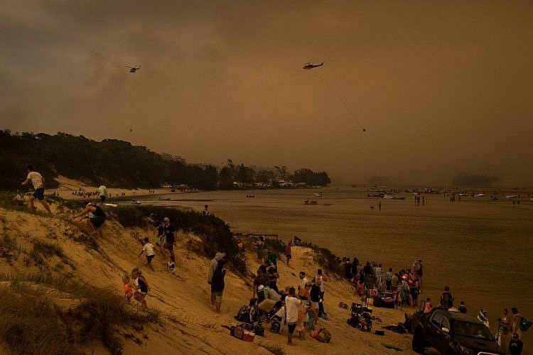 מתוך תערוכת WPP: אוסטרלים בורחים אל החוף בשריפות הגדולות שפקדו את המדינה בדצמבר 2019 (צילום: מת'יו אבוט, ניו יורק טיימס)