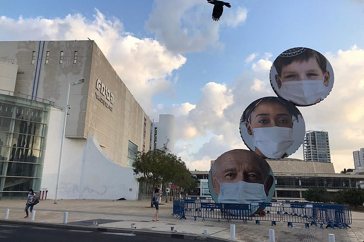 אם יש לכם את זה ביותר דיסטופי איננו מעוניינים. "התרוממות" בימי הסגר (צילום: דוברות עיריית תל אביב-יפו)
