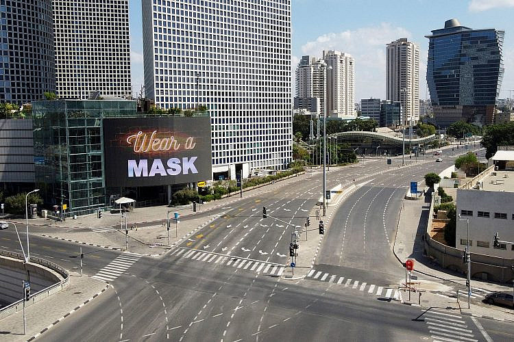 התל אביבים מצייתים להנחיות? המספרים ממשיכים לעלות. צומת עזריאלי ביום כיפור (צילום: גטי אימג'ס)