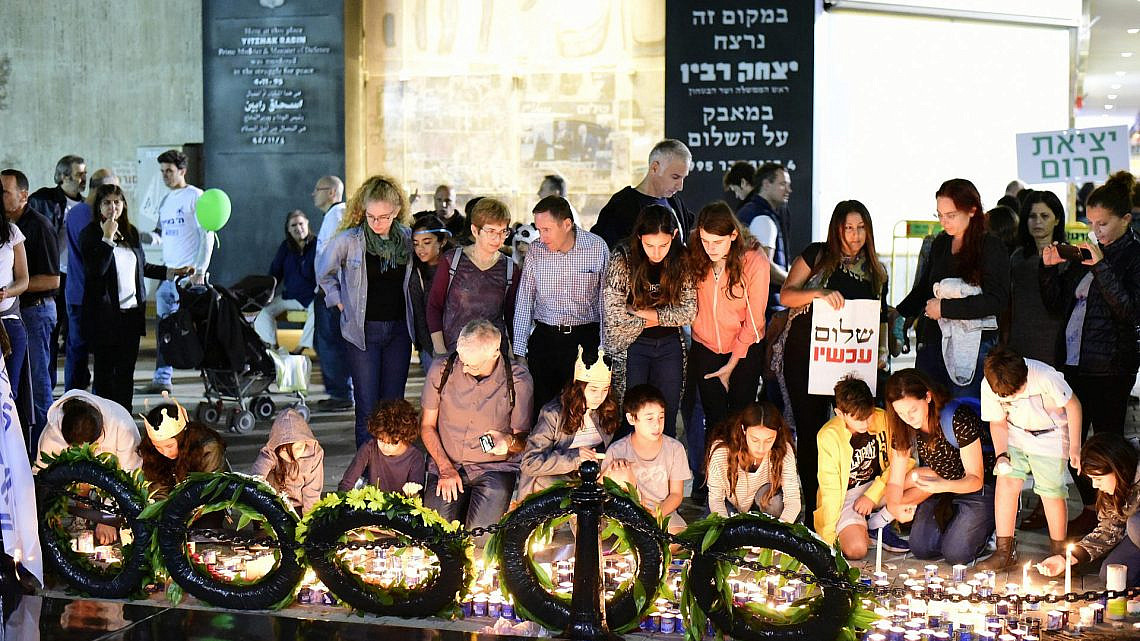 הנרות הללו שאנו מדליקים. יום הזיכרון לרצח רבין 2016 (צילום: שאטרסטוק)