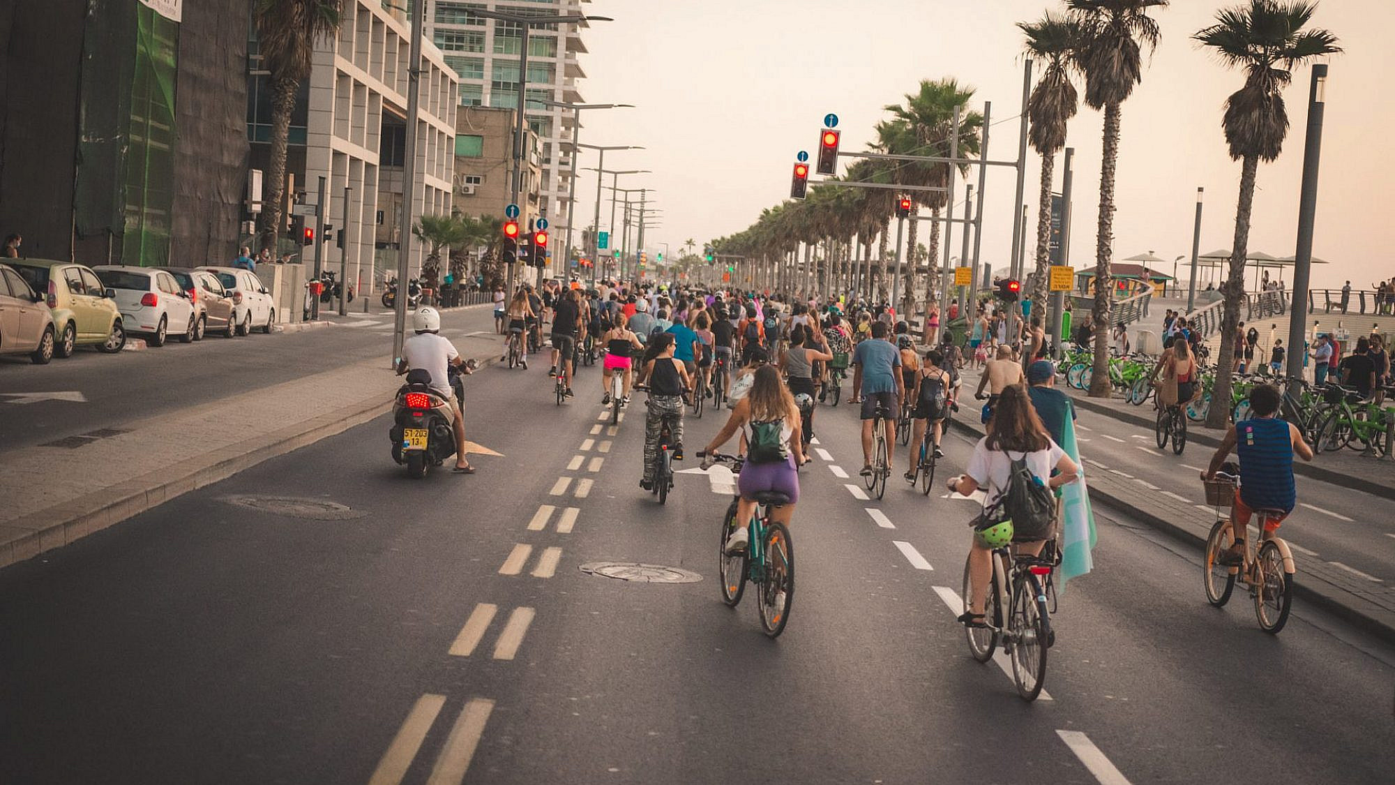 העיר הזאת נולדה לדווש. מסיבת האופניים של FIT, אוקטובר 2020 (צילום: חליל מיירוד)