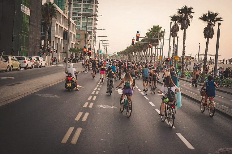 העיר הזאת נולדה לדווש. מסיבת האופניים של FIT, אוקטובר 2020 (צילום: חליל מיירוד)