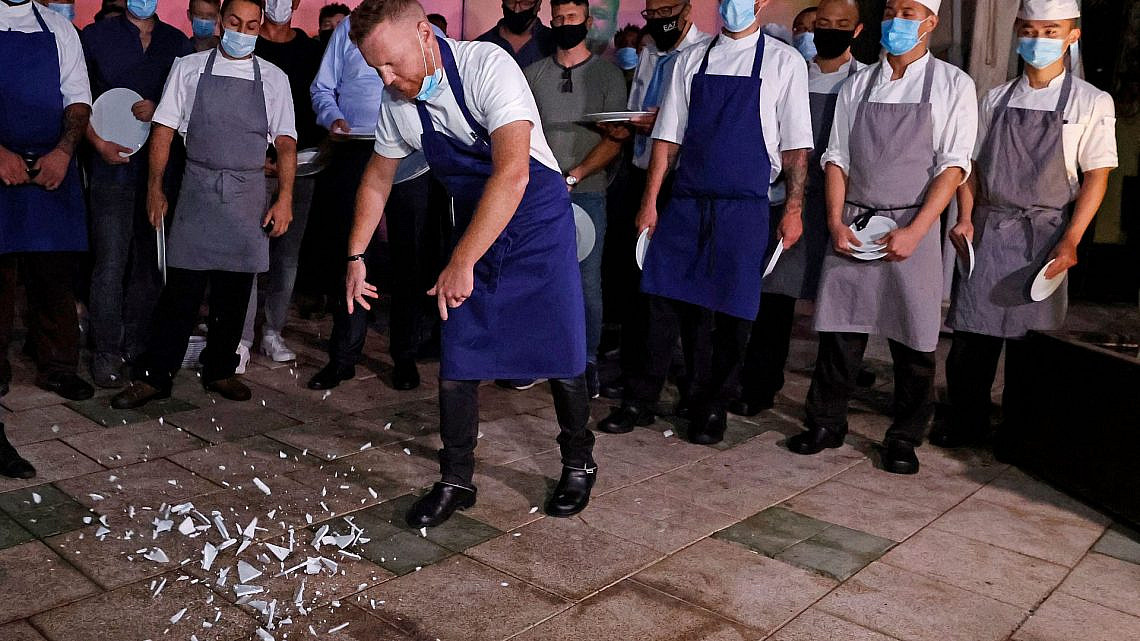 אקטיביזם בסרוויס. יובל בן נריה מטאיזו בהפגנת המסעדנים בספטמבר 2020 (צילום: גטי אימג'ס)