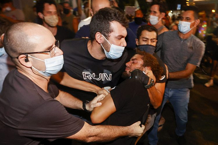 שוטרים סמויים עוצרים באלימות מפגין, אוקטובר 2020, כיכר הבימה (צילום: ג'ק גואז\גטי אימג'ס)